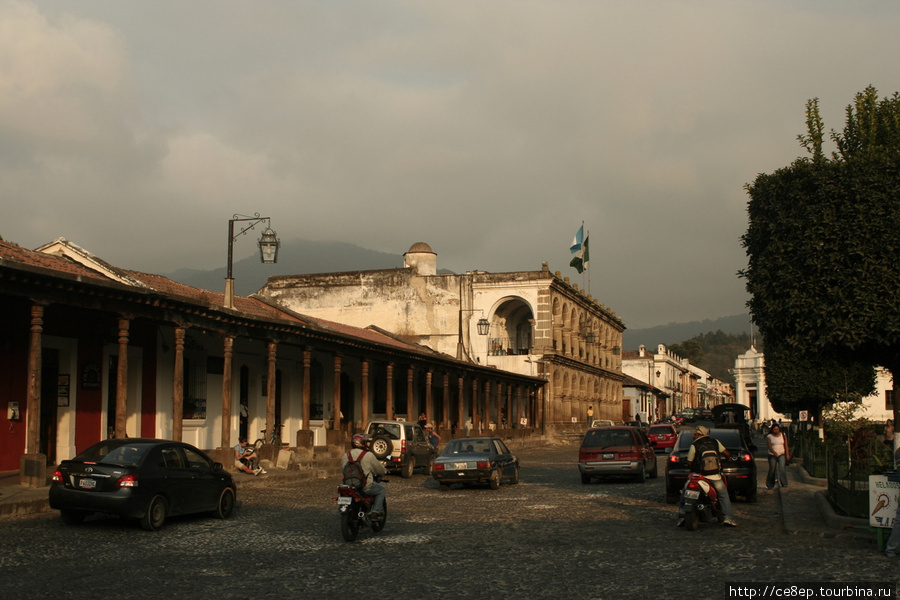 Навес на переднем плане держится на деревянных колоннах Антигуа, Гватемала