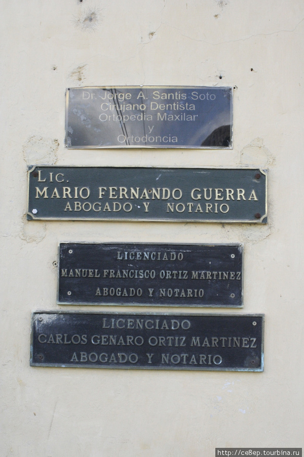 На домах встречаются таблички сообщающие кто тут живет или что тут делает Антигуа, Гватемала