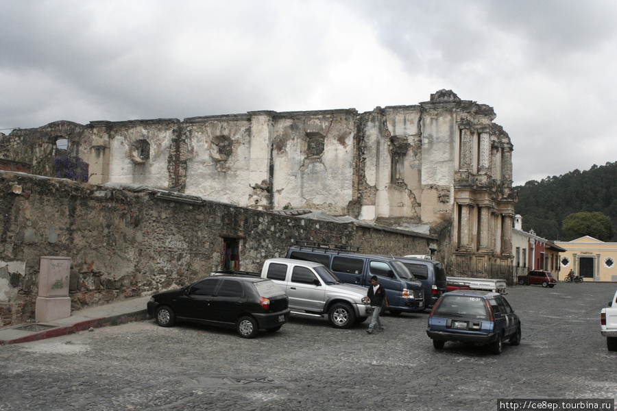 Многие разрушенные после землетрясений постройки колониального периода заброшены Антигуа, Гватемала