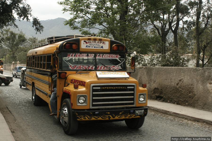 Автобус до близлежащего города мчится по Антигуа. Вторая жизнь американских школьных автобусов Антигуа, Гватемала