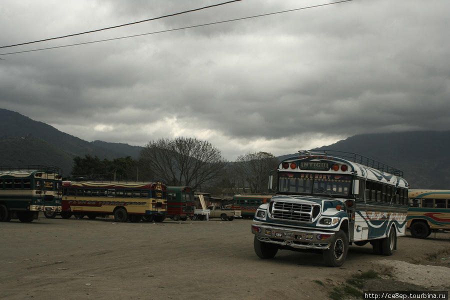 Американский автобус на автостанции, возит уже не детей Антигуа, Гватемала