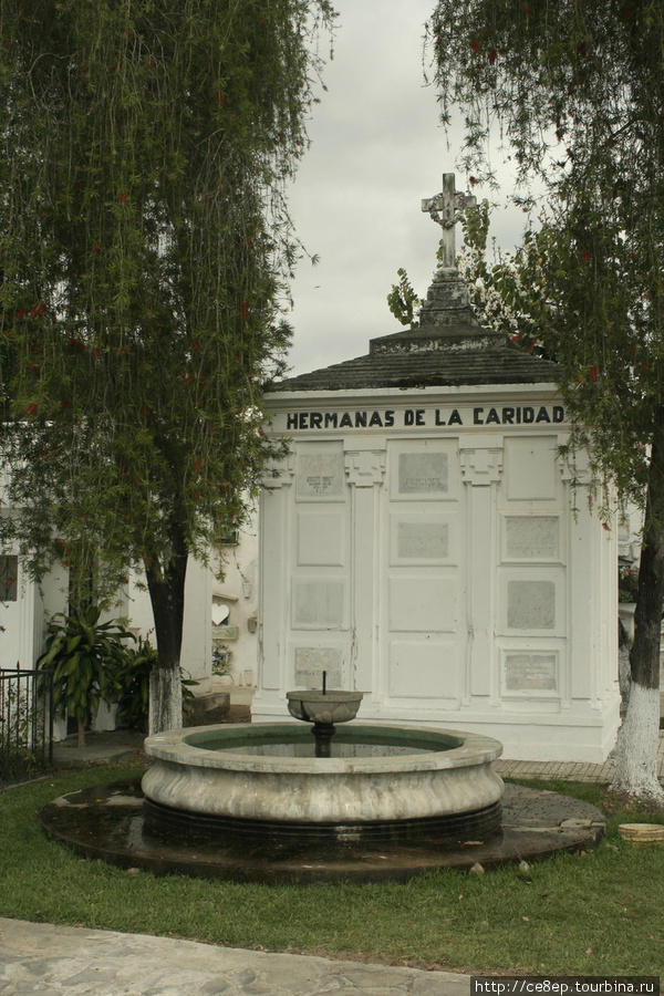 Мавзолей на кладбище города Антигуа, Гватемала