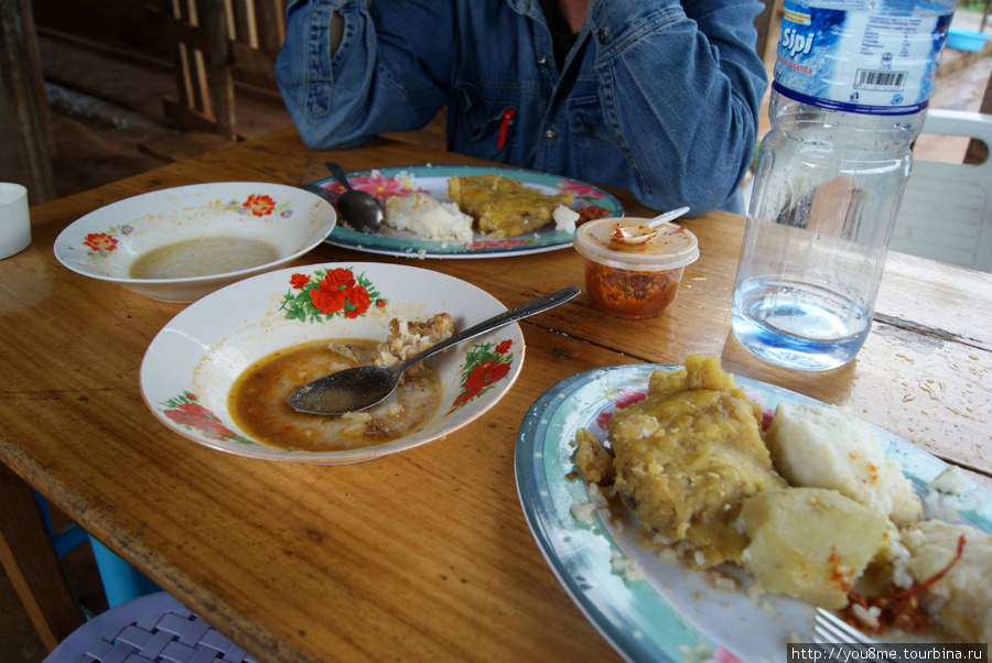 наш обед, в пустых тарелках были рыба и мясо )) Энтеббе, Уганда