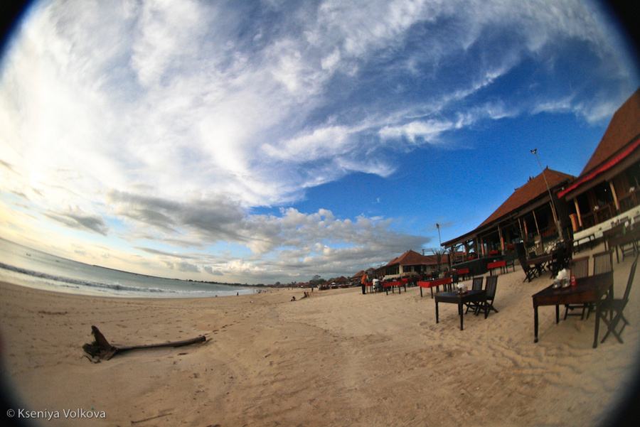 Ресторанчики в Джимбаране находятся прямо на пляже Джимбаран, Индонезия
