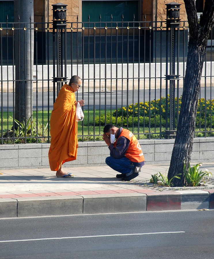 утром, любой человек может остановить монаха и преподнести ему пожертвование в виде еды или денег, совершив таким образом хороший поступок Бангкок, Таиланд