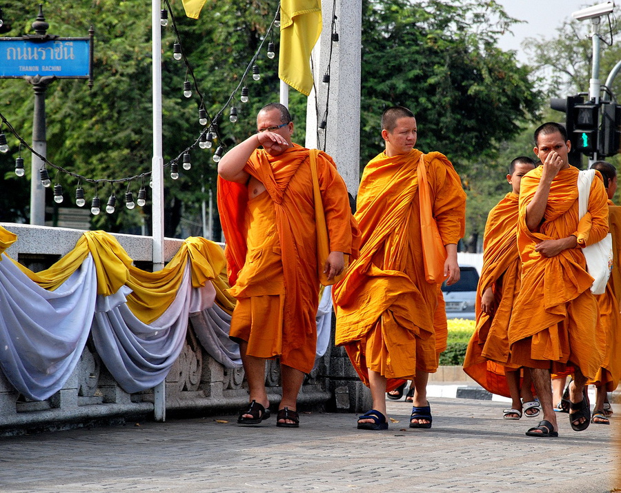 Фотографироваться монахи не любят, особенно без спроса. Даже когда я проезжал на тук-туке мимо них на большой скорости, они успели прикрыться руками. Бангкок, Таиланд
