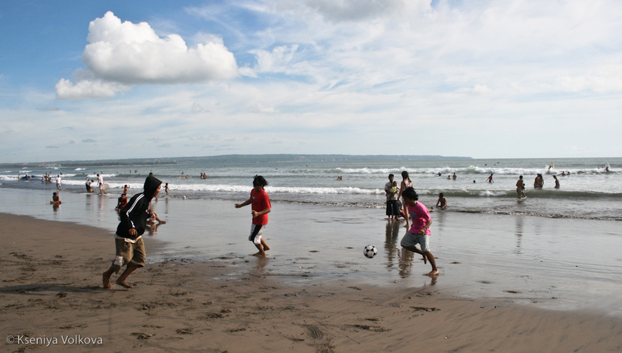 А по вечерам на пляже обычно местные ребята гоняют мяч. Легиан, Индонезия