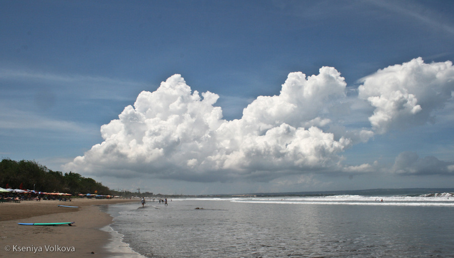 Облака на Бали почему-то всегда очень низкие — такое ощущение, что они висят прямо над головой и если потянуться, можно достать до них руками! Легиан, Индонезия