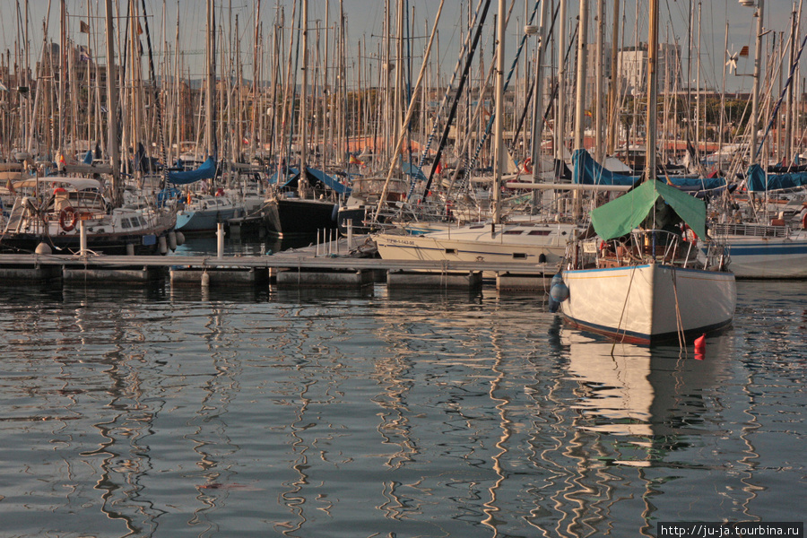 Старый порт и его обитатели Барселона, Испания