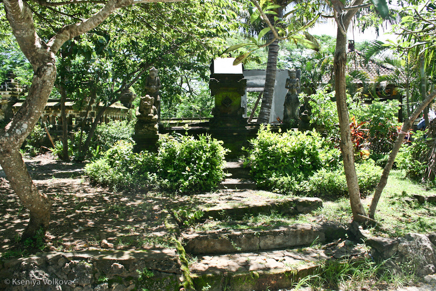 Улувату и его обитатели Улувату, Индонезия
