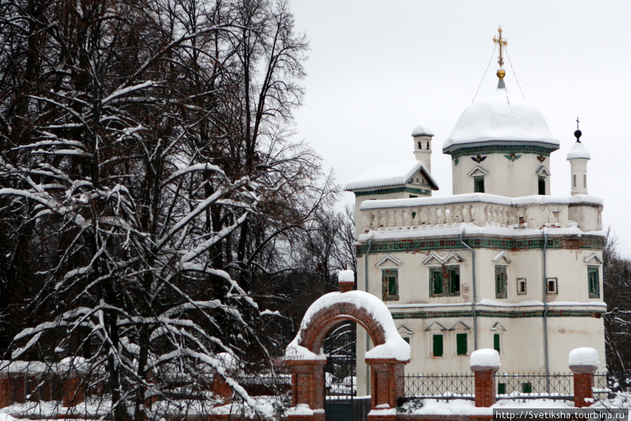 Небольшая церковь в парке за монастырем Новый Иерусалим (Истра), Россия