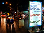 Знаменитая улица Патпонг на которой, помимо череды торговых лавок, расположены десятки увесилительных заведений.