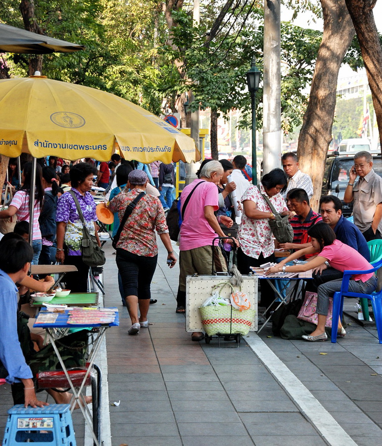 на этой улице метров 200-300 продаются только всевозожные лотерейные билеты Бангкок, Таиланд