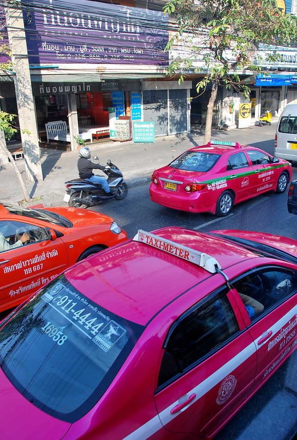 таких вот ярких такси очень много в городе и они конечно же украшают собою серые дороги Бангкок, Таиланд