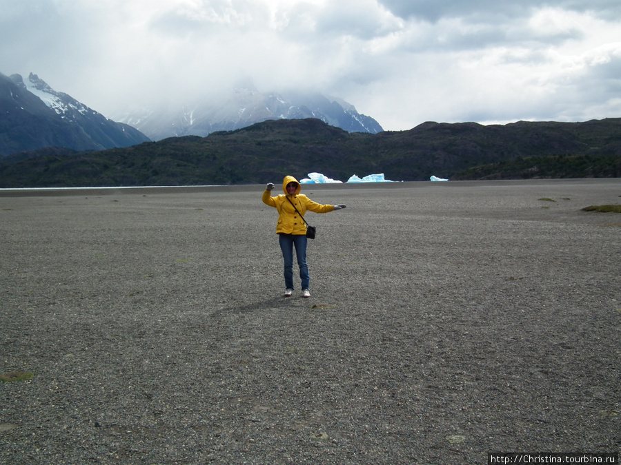 Сносит ветром. Сейчас взлечу! На заднем плане ледники. Национальный парк Торрес-дель-Пайне, Чили