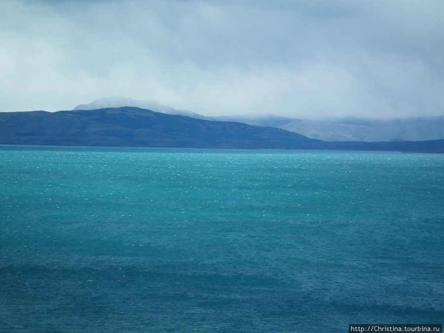 Мерцание вод озера Лаго дель Торо. Национальный парк Торрес-дель-Пайне, Чили