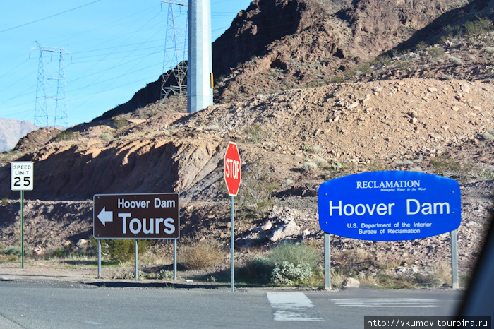 Ну, а дальше мы отправились смотреть Hoover Dam, сооружение давшее жизнь многим городам США. озеро Мид, CША