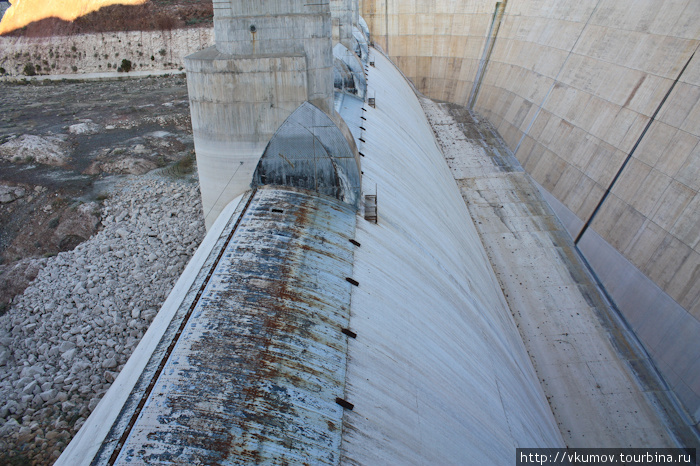 Высохший водоотвод. Лишняя вода уходила по тоннелям, прорытым в стенах каньона. Лас-Вегас, CША