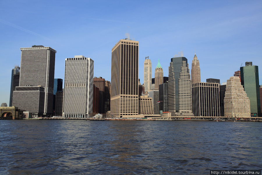 вид на Financial District с East River Нью-Йорк, CША