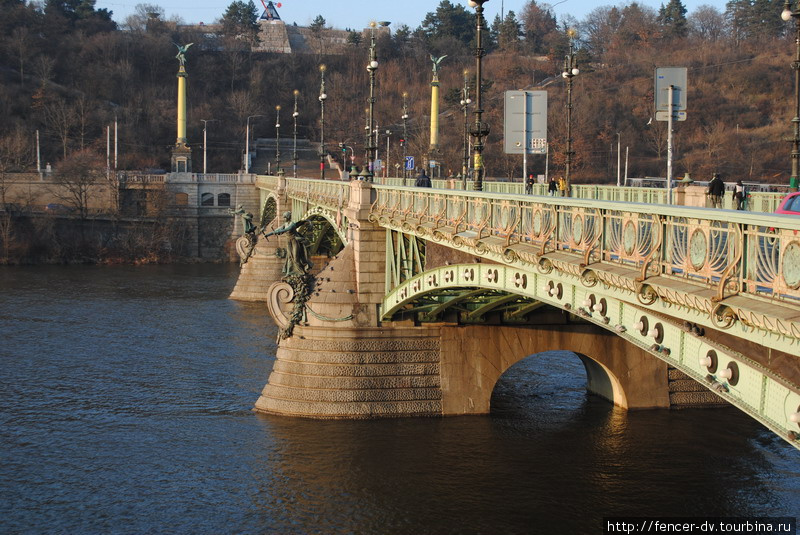 Опоры моста украшены роскошными фигурками Прага, Чехия