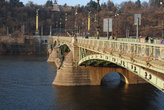 Опоры моста украшены роскошными фигурками