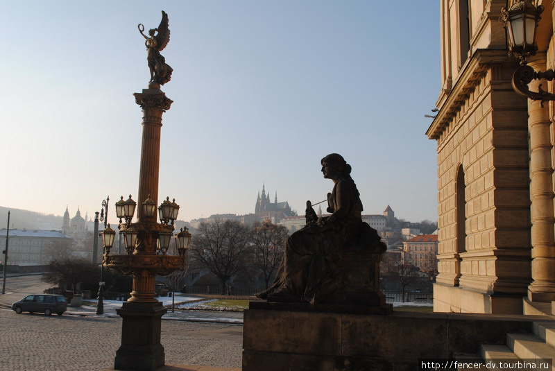 На заднем плане возвышается Пражский Град Прага, Чехия
