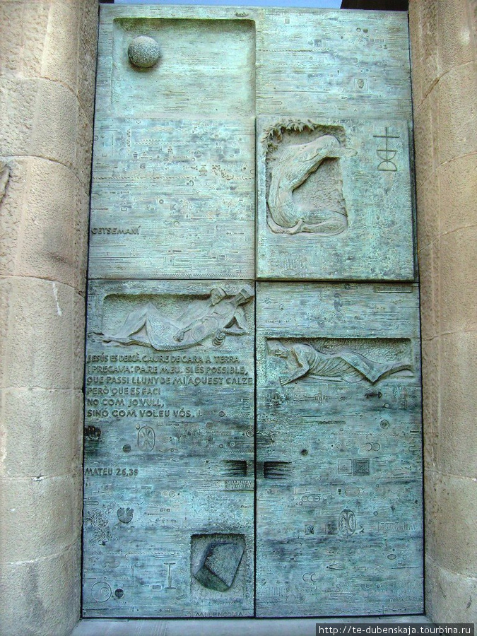Одна из дверей собора. Барселона, Испания