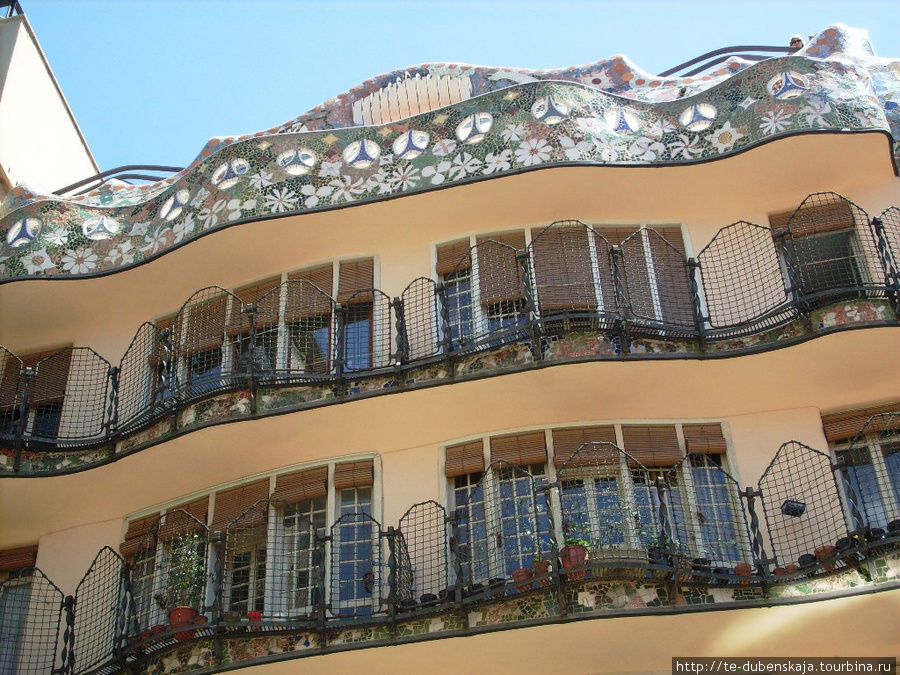 Вид на дом с внутреннего двора. Барселона, Испания