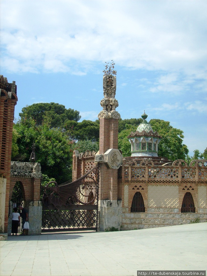 Ворота в павильоны Гуэль. Барселона, Испания