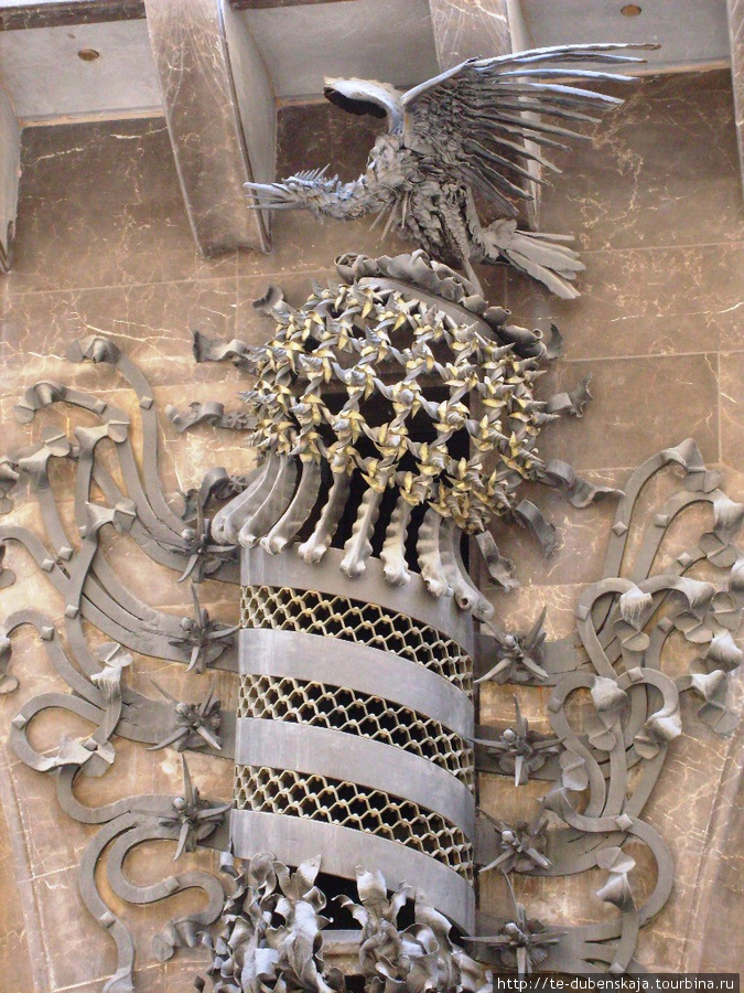 Безудержная фантазия Гауди (фрагмент Дворца Гуэль) Барселона, Испания