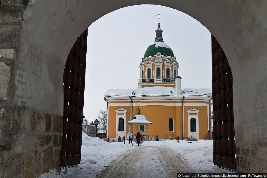 Главный храм в Кремле, в котором когда-то был склад, а затем и кинотеатр, давно вернули церкви. Теперь там тоже стеклопакеты. Сделанные, кстати, довольно качественно. Зарайск, Россия