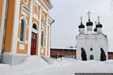 А это Никольский собор, середины 17 века. Он всегда стоял закрытым, и что внутри — неизвестно. Его явно не подновляли, но вот уже много лет он совершенно не теряет своего вида.