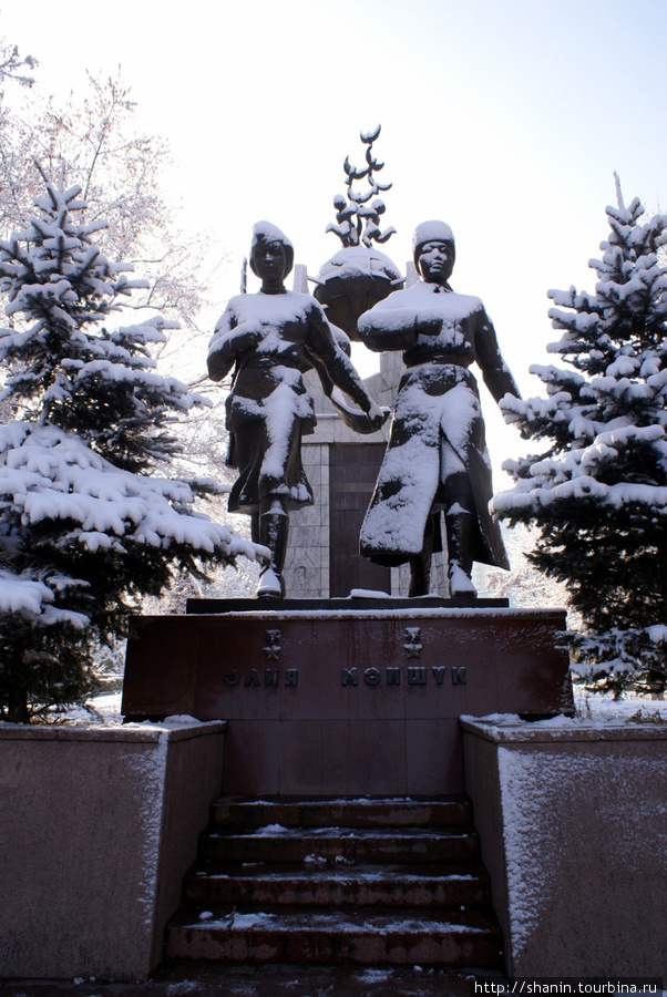 Две девушки — Герои Советского Союза — Алия и Маншук Алматы, Казахстан
