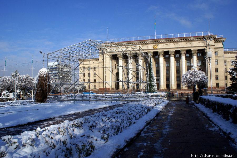 Снег в парке у Дома правительства Алматы, Казахстан
