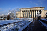 Снег в парке у Дома правительства