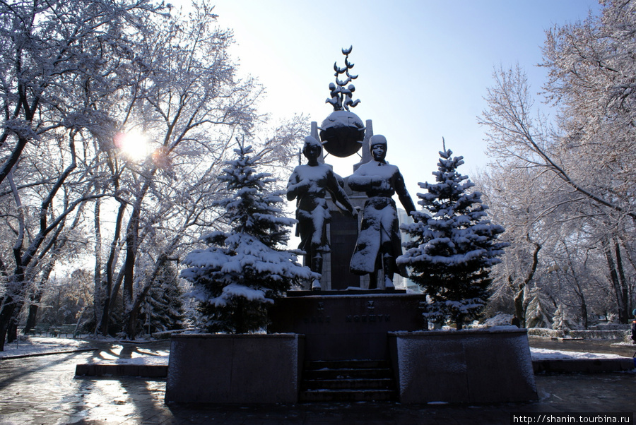 Памятник двум Героям Советского Союза — Алие и Маншук Алматы, Казахстан