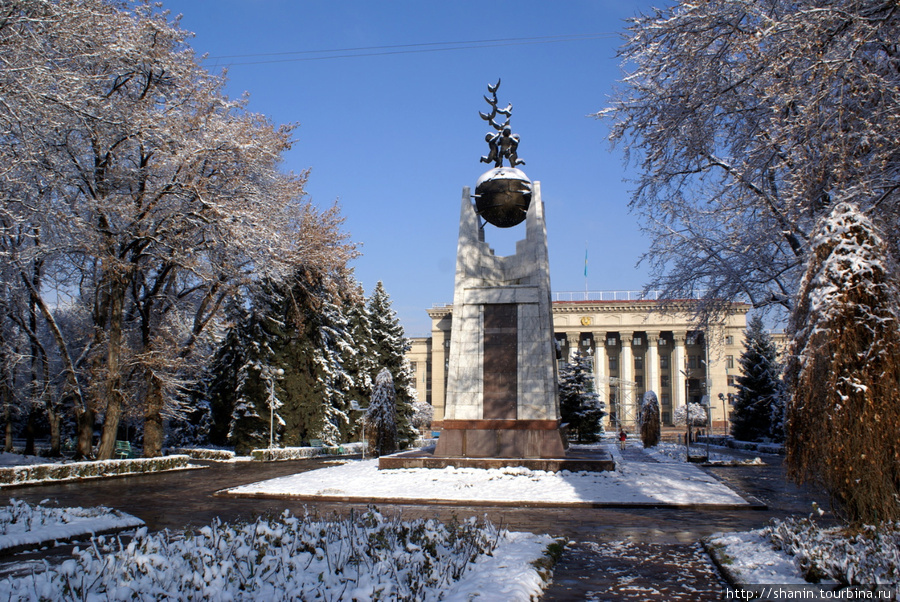 Памятник в парке Алматы, Казахстан