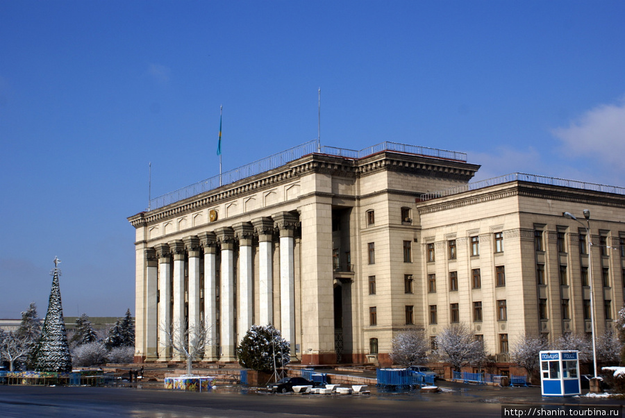 Дом правительства в Алматы зимой Алматы, Казахстан