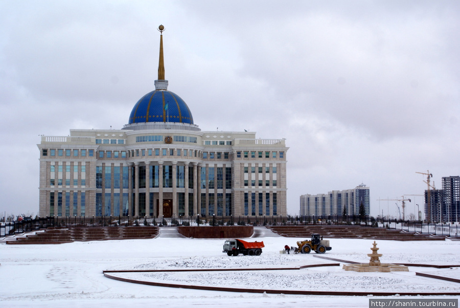 Снегоуборочная техника перед Президентским дворцом в Астане