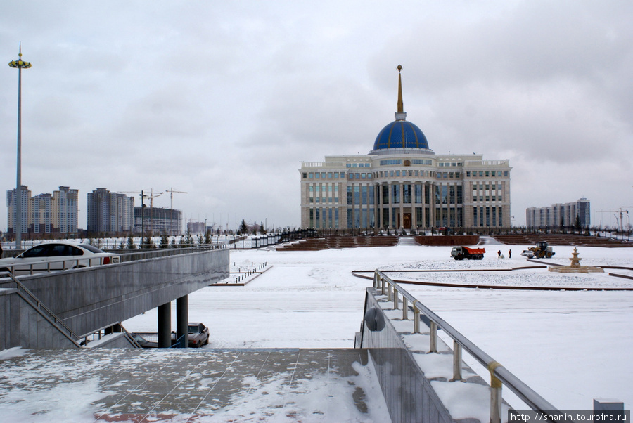 Площадь перед Президентским дворцом под снегом