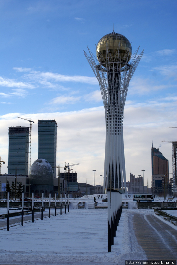 Гигантское яйцо на башне Байтерек Астана, Казахстан