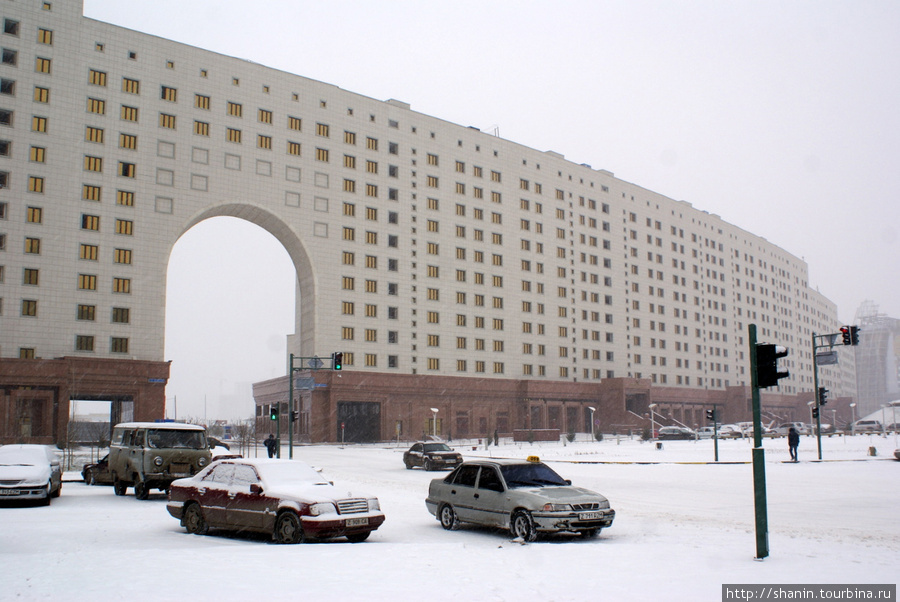 Правительственное здание с аркой Астана, Казахстан