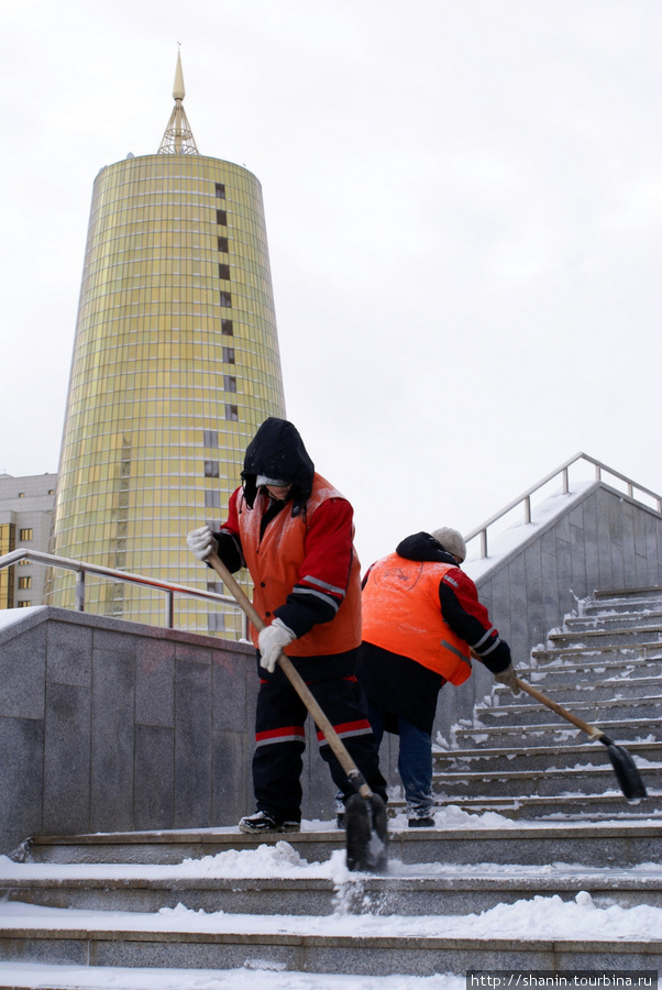 Ручной труд в почете — даже в такой суперсовременной столице как Астана