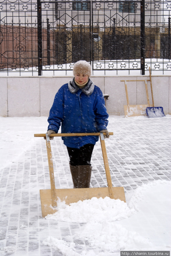 Ручная уборка снега в Астане Астана, Казахстан