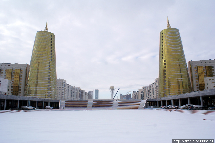 Площадь перед золотыми башнями в Астане Астана, Казахстан