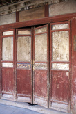 Старая дверь старого китайского храма на территории комплекса Цяньфодун