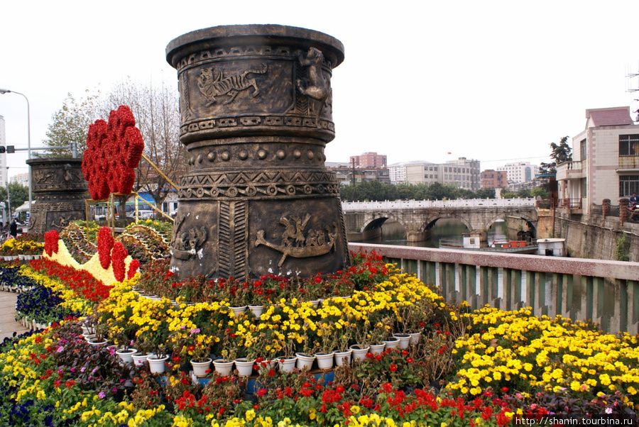 Котел на цветочной клумбе Куньмин, Китай