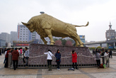 Золотой бык на Привокзальной площади в Куньмине