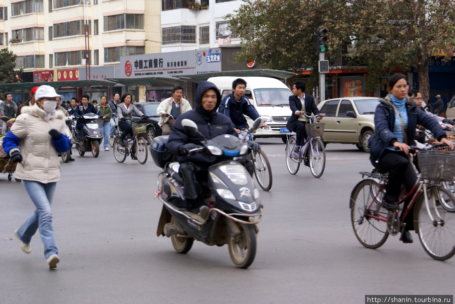 Мотоциклисты, велосипедисты и бегуны Куньмин, Китай