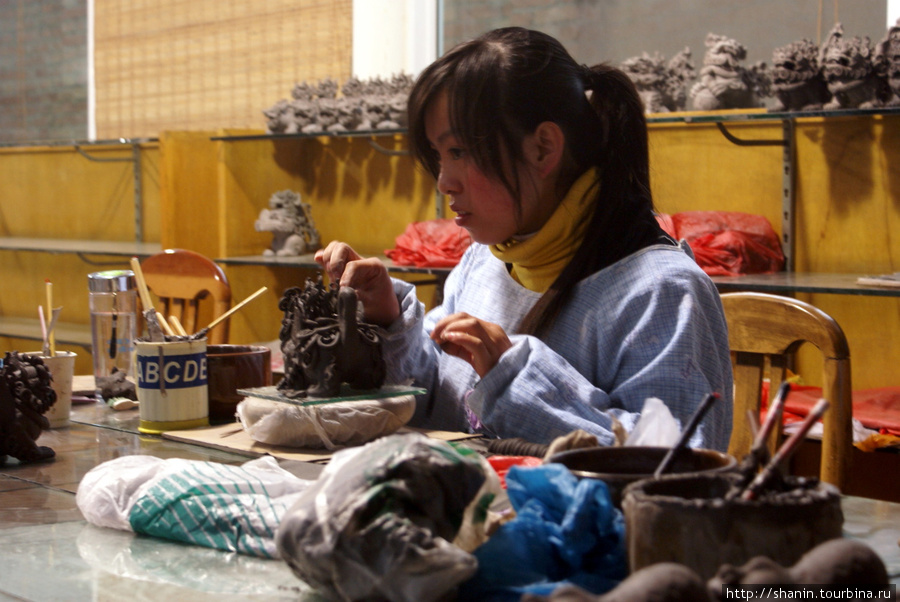 Работница фабрики Сиань, Китай